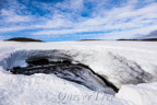 Unter der Schneedecke fließt der Bach