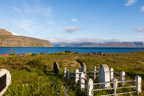 Der Friedhof von Hesteyri, im Hintergrund der Campground