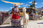 Maca, Indio-Frau mit Alpaka