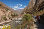 Beginn des Inka-Trails bei km 82; Hängebrücke über den Río Urubamba