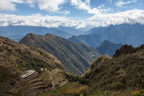 Auf dem Inka-Trail; vorn die Ruinen von Phuyupatamarca, hinten die Terrassen von Intipata