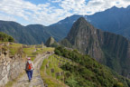 Abstieg nach Machu Picchu; links Mirador mit Wächterhäuschen