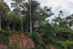 Auf dem Río Tambopata; Siedlung am Flussufer