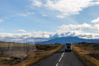 Auf der Straße Nr. 26 (Landvegur) in Richtung Nordost, im Hintergrund der Vulkan Hekla