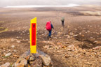 Die gelb-roten Wegweiser können bei Nebel sehr hilfreich sein