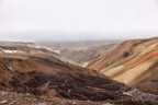 Bunte Liparitberge und schwarzbraune Lava prägen die Landschaft