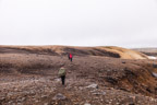 Bunte Liparitberge und schwarzbraune Lava prägen die Landschaft
