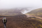 Bunte Liparitberge und schwarzbraune Lava prägen die Landschaft