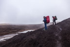 Schwarze Lava dominiert die Landschaft um Hrafntinnusker