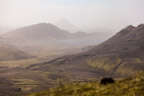 Über die Hänge der Jökultungur geht es steil bergab, im Mittelgrund der Álftavatn (dt. Schwanensee), der in der dunstigen Luft kaum zu erkennen ist