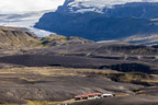 Vor uns die Gletscher des Mýrdalsjökull und die Hütten von Emstrur