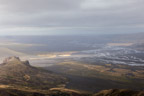 Auf dem Gipfel des Valahnúkur (465 m), Blick ins Tal der Krossá