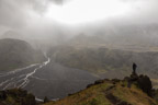 Auf dem Gipfel des Valahnúkur (465 m), Blick ins Tal der Krossá