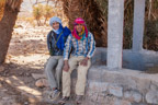 Oase Diabi im Bett des Oued L'mhasa; Nabil und Idir am Brunnen