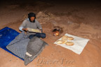 Youssef beim Brotbacken