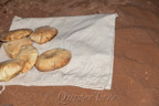 Youssef beim Brotbacken