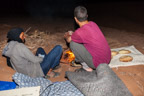 Youssef und Ismail beim Brotbacken