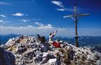 Am Gipfel des Grinnerkopfs (1870 m), Zahmer Kaiser, mit Heimkehrerkreuz